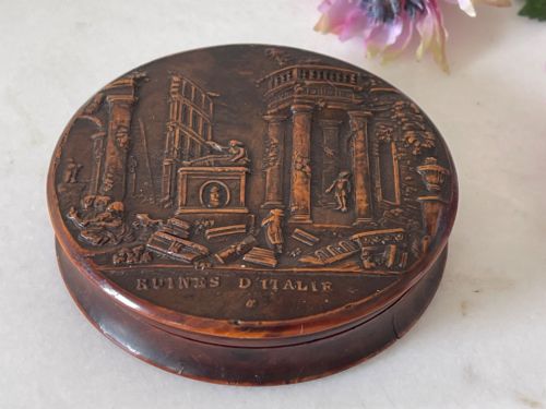 AN ANTIQUE PRESSED WOOD SNUFF BOX ENTITLED ' RUINES D' ITALIE' - ADDITIONAL PHOTO 3