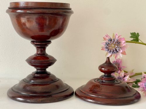 AN ANTIQUE TREEN SPICE OR SALT LIDDED POT - ADDITIONAL PHOTO 3