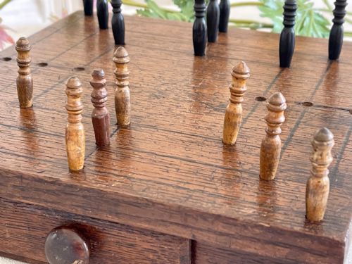 AN ANTIQUE NINE MEN'S MORRIS GAME COMPLETE WITH PEGS DRAWER FOR STORAGE - ADDITIONAL PHOTO 2