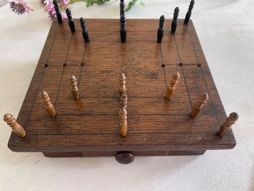 AN ANTIQUE NINE MEN'S MORRIS GAME COMPLETE WITH PEGS DRAWER FOR STORAGE - ADDITIONAL PHOTO 3