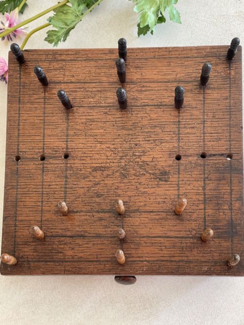 AN ANTIQUE NINE MEN'S MORRIS GAME COMPLETE WITH PEGS DRAWER FOR STORAGE - ADDITIONAL PHOTO 6