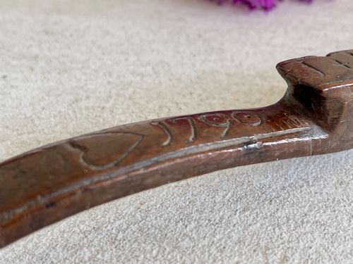 AN ANTIQUE TREEN KNITTING SHEATH DATED HEARTS DIAMONDS AND PEWTER INLAY DECORATION - ADDITIONAL PHOTO 5