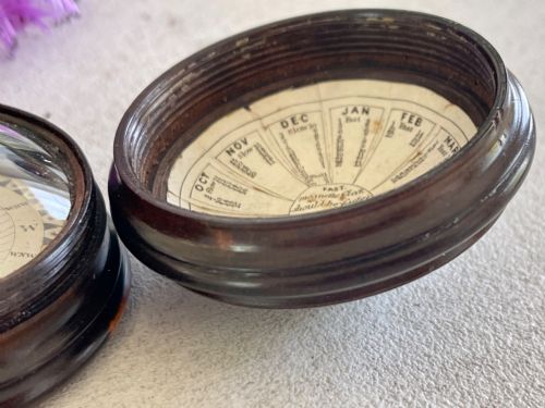AN ANTIQUE SUN DIAL AND COMPASS LIGNUM VITAE CASE - ADDITIONAL PHOTO 4
