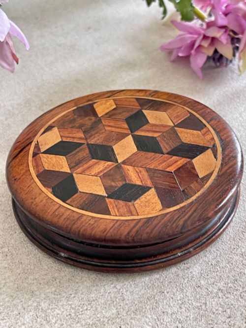 AN ANTIQUE TUNBRIDGE WARE SNUFF BOX - ADDITIONAL PHOTO 3