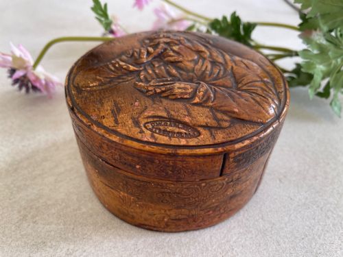AN ANTIQUE TABLE SNUFF BOX WOMEN TAKING SNUFF - ADDITIONAL PHOTO 1