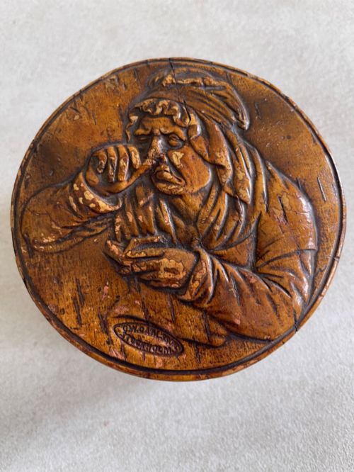 AN ANTIQUE TABLE SNUFF BOX WOMEN TAKING SNUFF - ADDITIONAL PHOTO 4