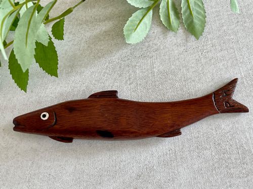 AN ANTIQUE TREEN FISH SHAPED KNITTING SHEATH
