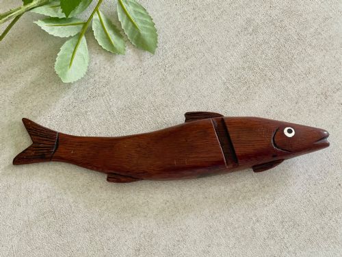 AN ANTIQUE TREEN FISH SHAPED KNITTING SHEATH - ADDITIONAL PHOTO 1