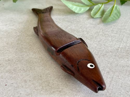 AN ANTIQUE TREEN FISH SHAPED KNITTING SHEATH - ADDITIONAL PHOTO 2
