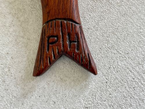 AN ANTIQUE TREEN FISH SHAPED KNITTING SHEATH - ADDITIONAL PHOTO 7