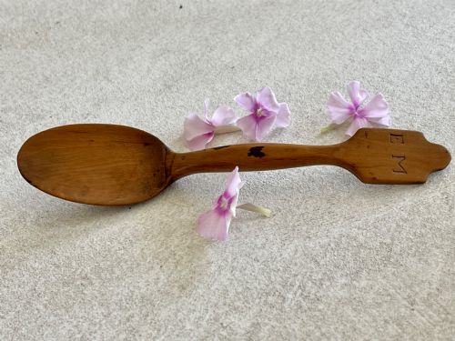 A SMALL ANTIQUE TREEN WELSH SPOON WITH INITIALS EM - ADDITIONAL PHOTO 3