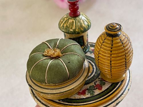 A TUNBRIDGE WARE SEWING CLAMP WITH PIN CUSHION THIMBLE CASE TAPE MEASURE - ADDITIONAL PHOTO 3