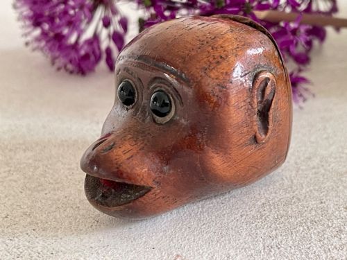 AN ANTIQUE MONKEY SHAPED SNUFF BOX