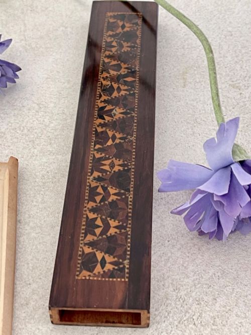 AN ANTIQUE TUNBRIDGE WARE SILK SKEIN HOLDER