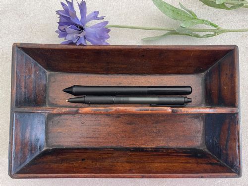 A SMALL ANTIQUE FRUITWOOD DESK TIDYPEN TRAY IN THE STYLE OF A CUTLERY TRAY BUT MUCH SMALLER - ADDITIONAL PHOTO 1