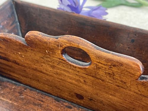A SMALL ANTIQUE FRUITWOOD DESK TIDYPEN TRAY IN THE STYLE OF A CUTLERY TRAY BUT MUCH SMALLER - ADDITIONAL PHOTO 2