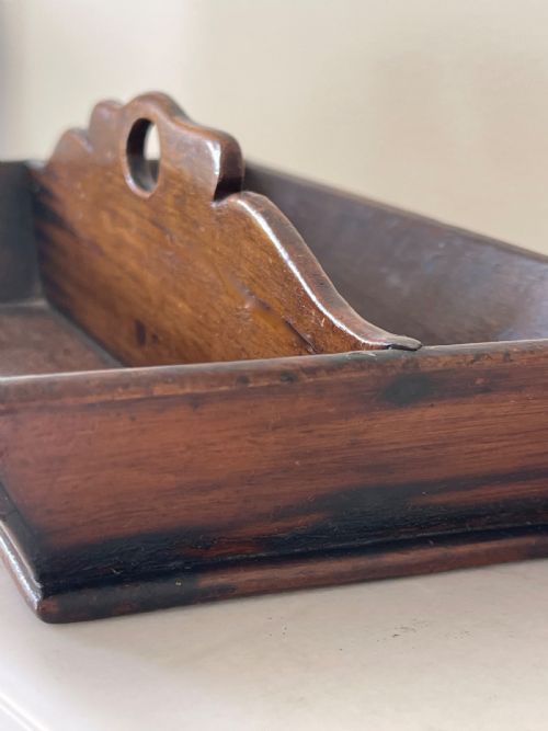 A SMALL ANTIQUE FRUITWOOD DESK TIDYPEN TRAY IN THE STYLE OF A CUTLERY TRAY BUT MUCH SMALLER - ADDITIONAL PHOTO 4
