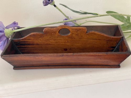 A SMALL ANTIQUE FRUITWOOD DESK TIDYPEN TRAY IN THE STYLE OF A CUTLERY TRAY BUT MUCH SMALLER - ADDITIONAL PHOTO 5