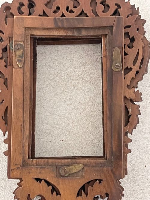 AN UNUSUAL ANTIQUE TREEN FAN WITH SEVEN PHOTO FRAMES - ADDITIONAL PHOTO 1