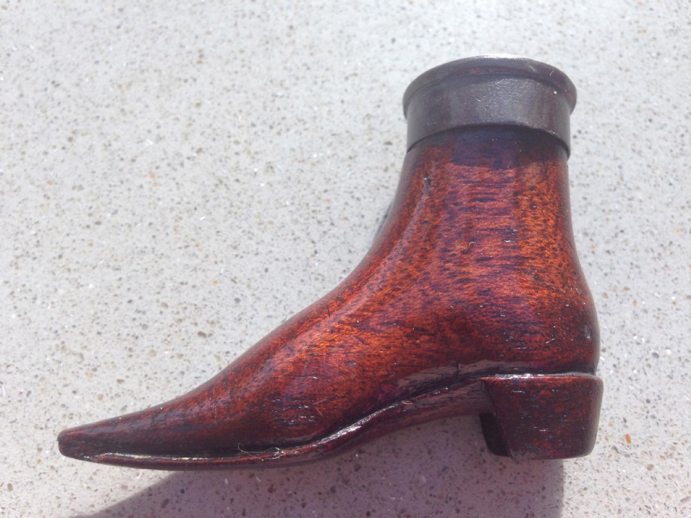 A 19th century small snuff shoe box