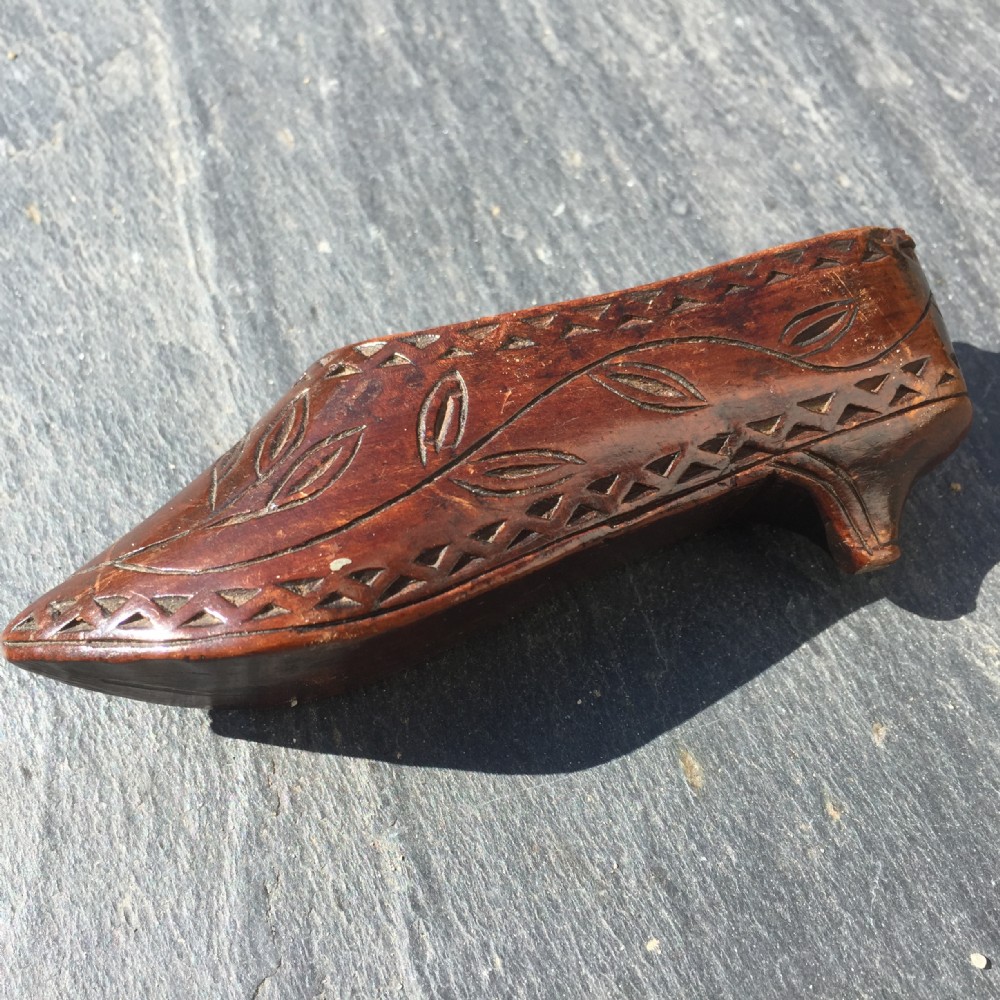 An early 19th century chip carved snuff shoe box