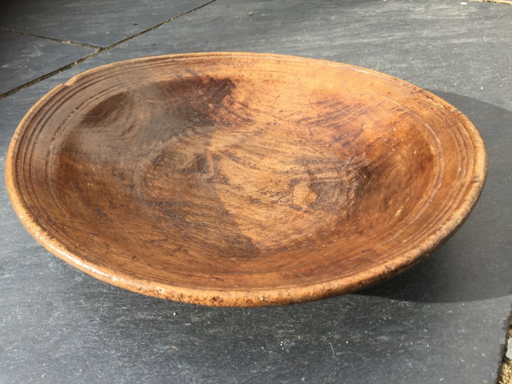An 18th century treen fruit wood bowl