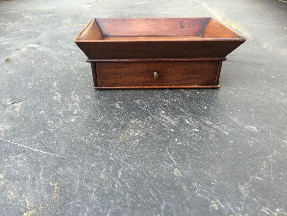 A Georgian mahogany desk tidy/ stationery