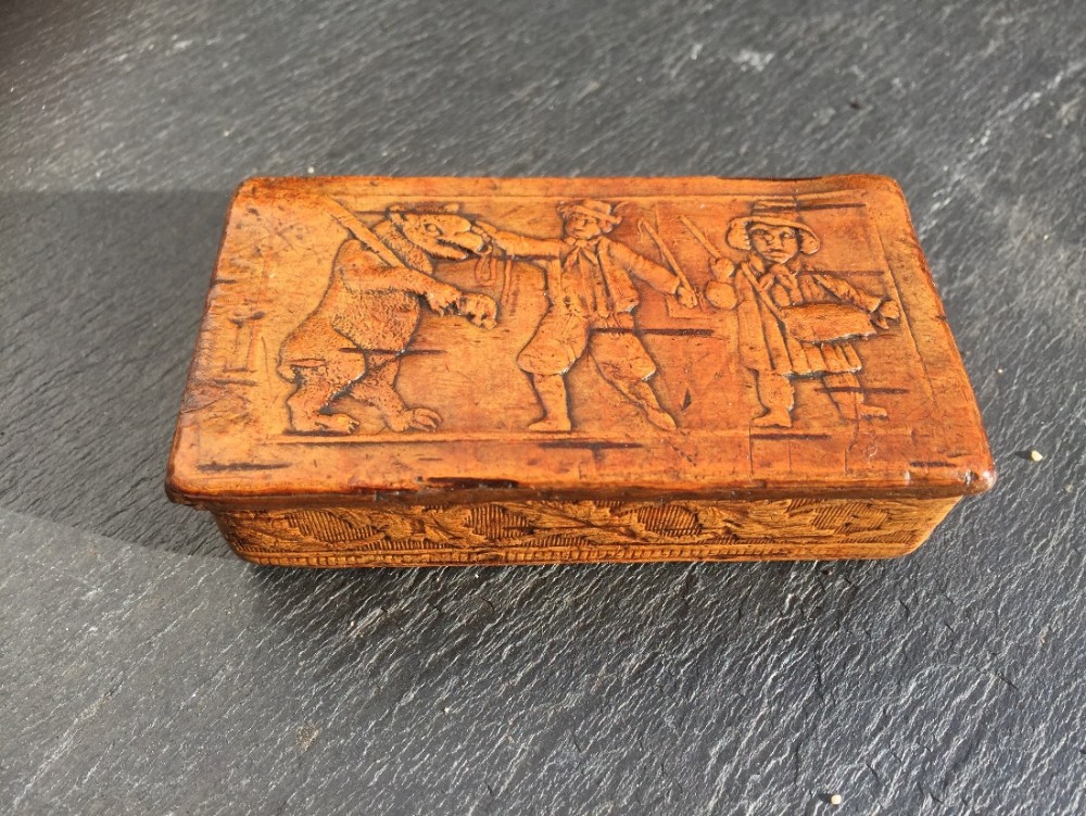 A 19th century pressed birch snuff box - bear bating