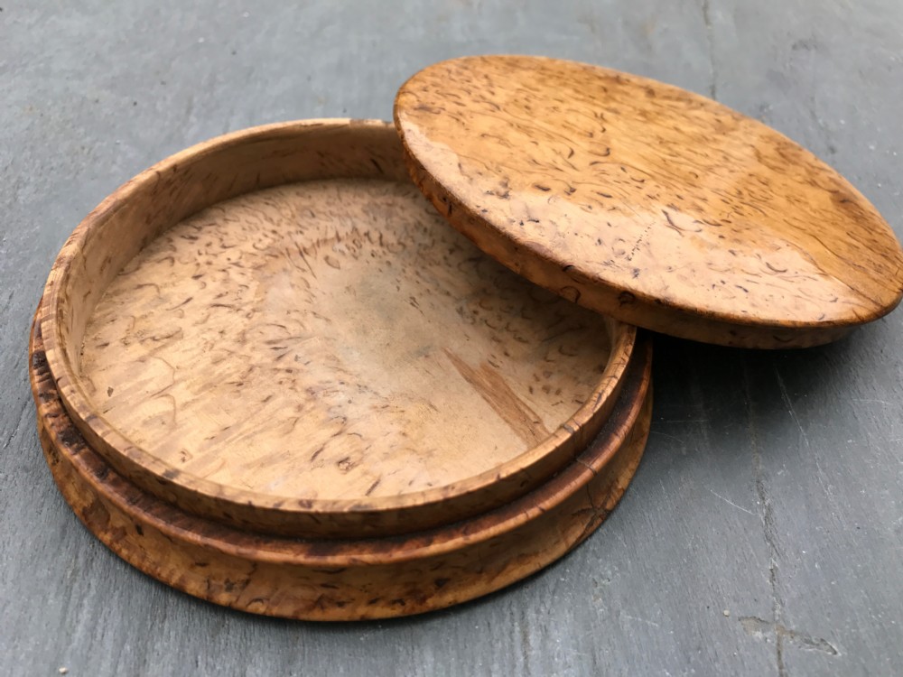 A very nice early 19th century karelian birch snuff box 