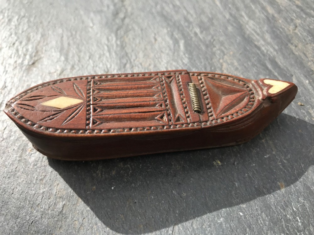 A very nice Prisoner of War snuff shoe box 