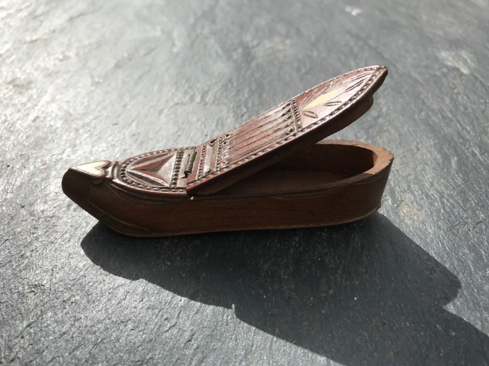 A very nice Prisoner of War snuff shoe box  View III