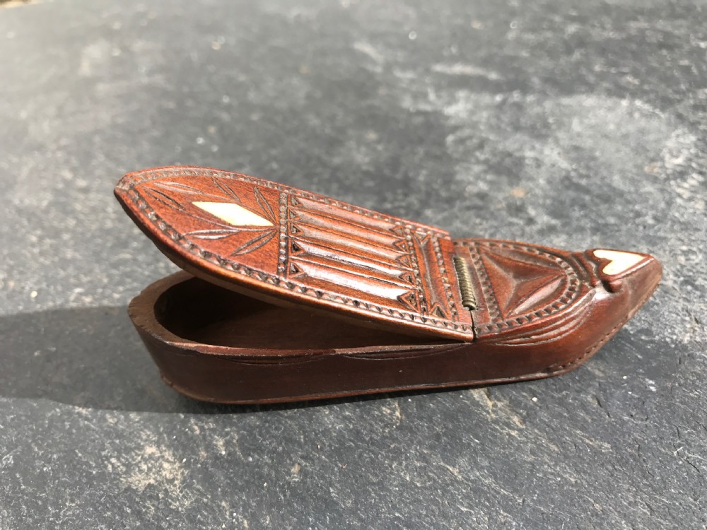 A very nice Prisoner of War snuff shoe box  View IV