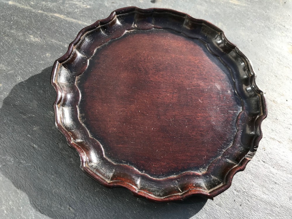 A very nice quality Georgian pie crust mahogany waiter or tray