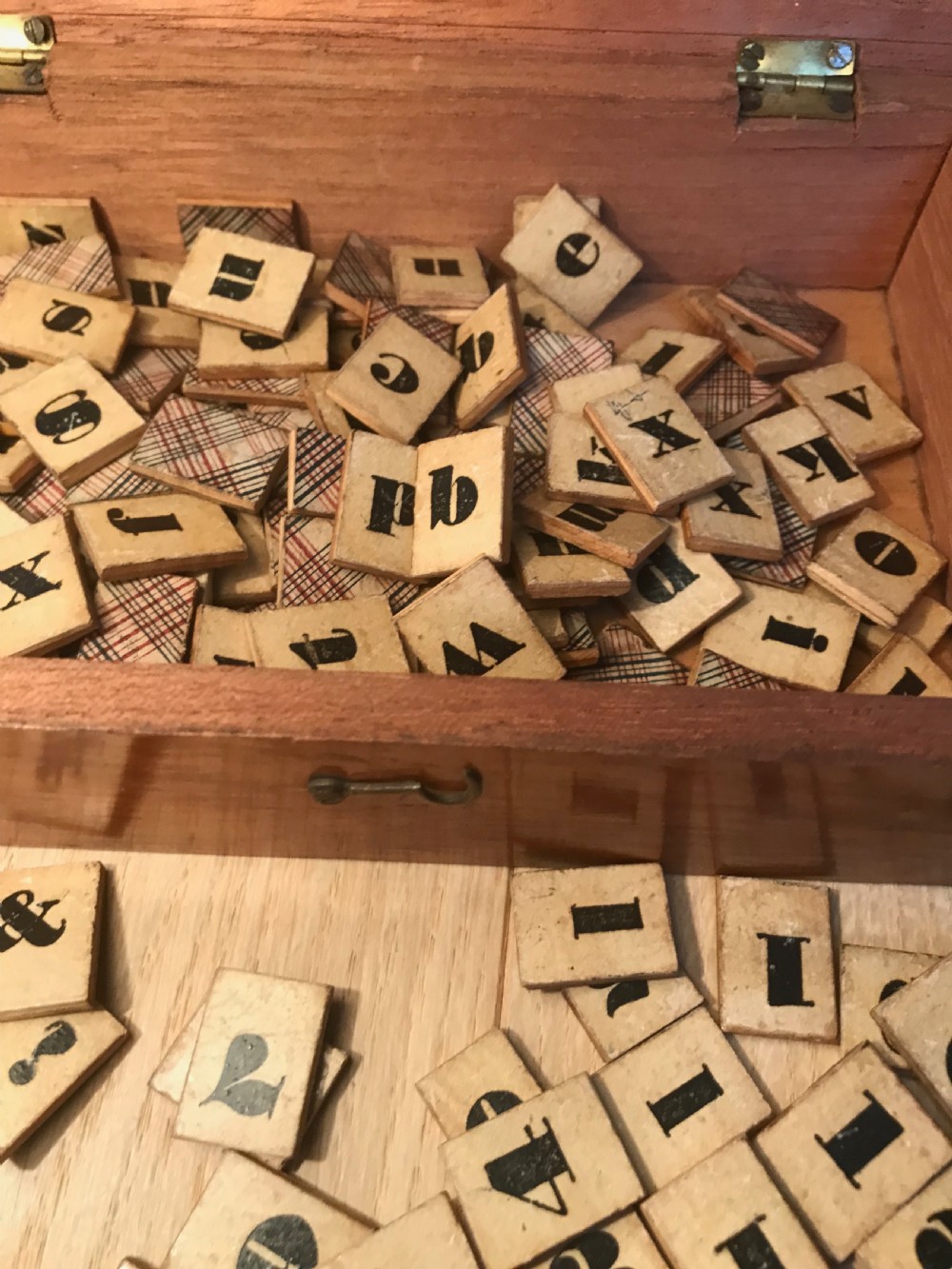 The LondonImproved Spelling Games Box - over 200 letters - treen View III