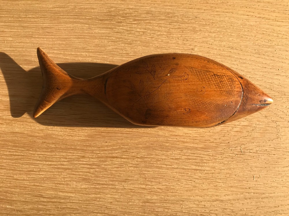 Antique Snuff Box  in the form of a fish -treen View III