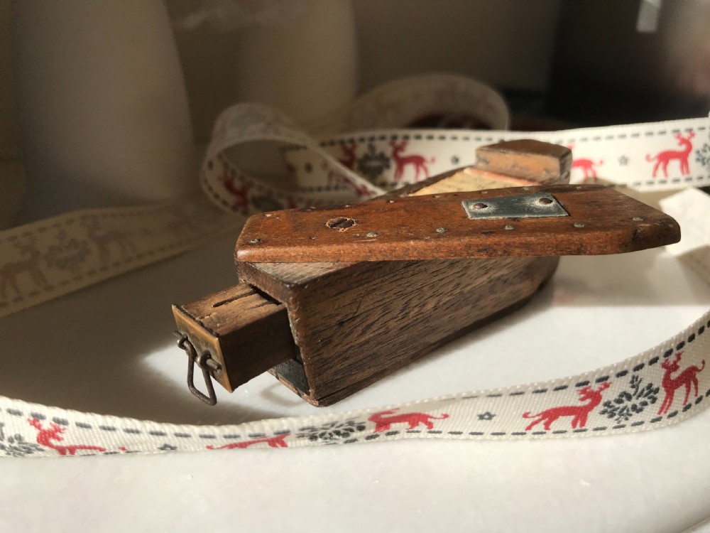 Antique Snuff Box - puzzle with motto View II