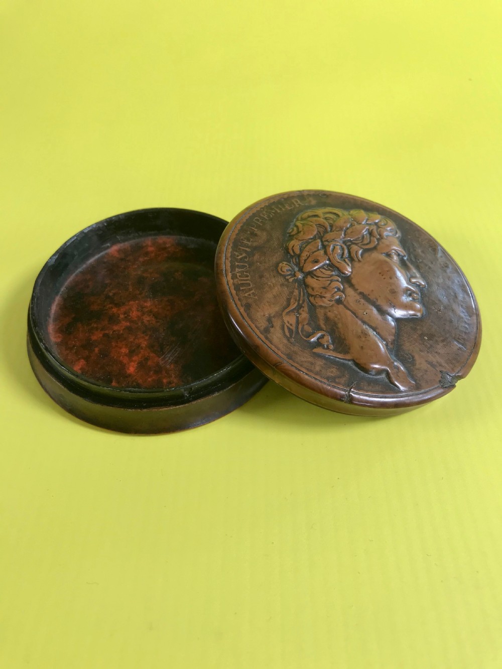 Antique Pressed Wood Snuff Box - Augustus View V