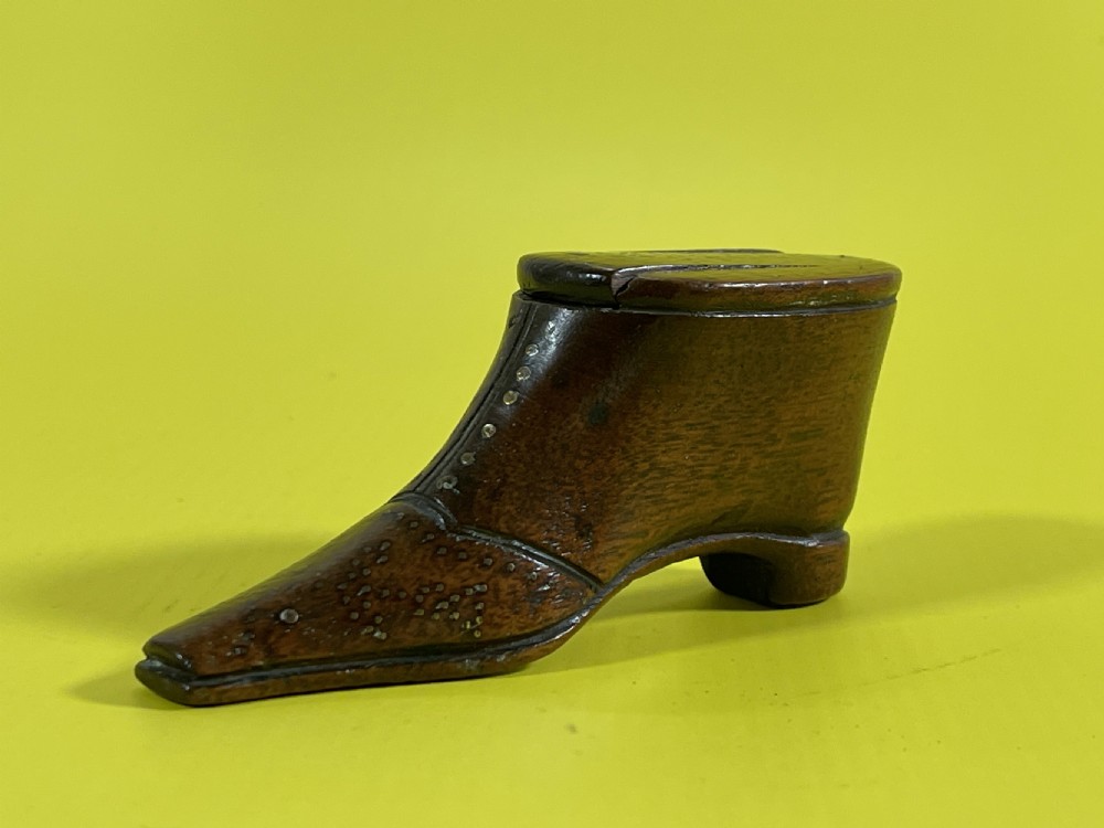 Antique Snuff Shoe - LONDON to the lid View IV