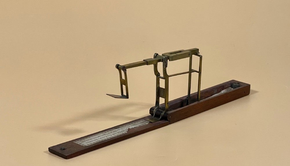 Antique Sovereign & Guinea  Double Turn Scales View VI