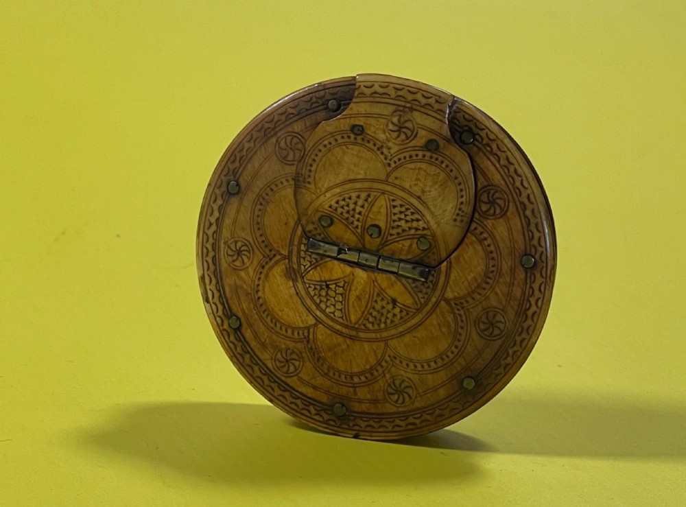 Antique Horn Snuff Box - decorated with flowers & geometric Patterns