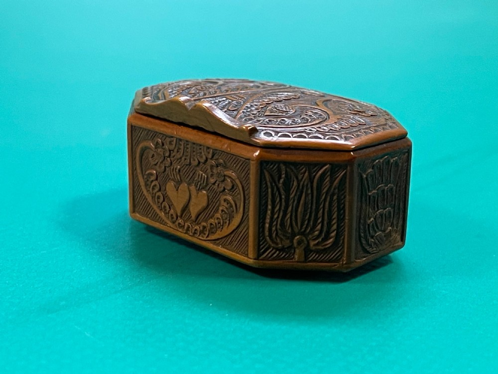 An Antique Boxwood Snuff Box - carved hearts & Flowers