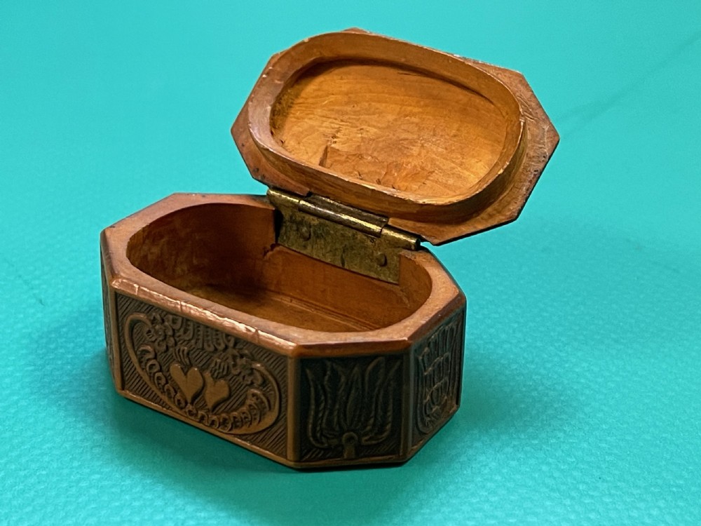 An Antique Boxwood Snuff Box - carved hearts & Flowers View III
