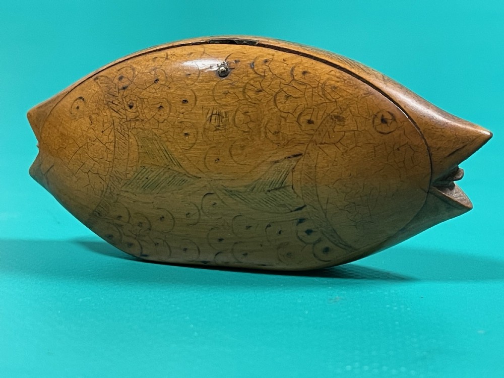 An Antique Fish Shaped Snuff Box - double ended View III