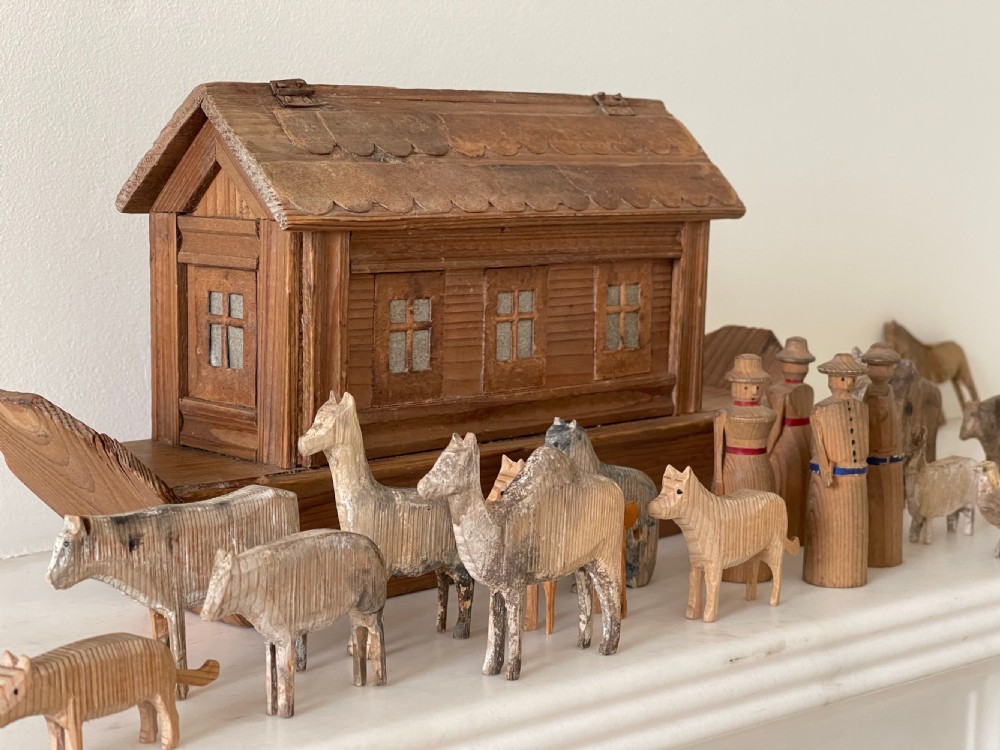 A Small Pine Noahs Ark - with figures & animals