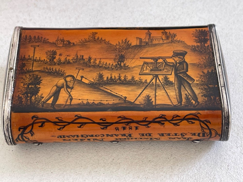 A rare penwork snuff box of exceptional quality - owned by Jean - Mathieu Nisen  View II