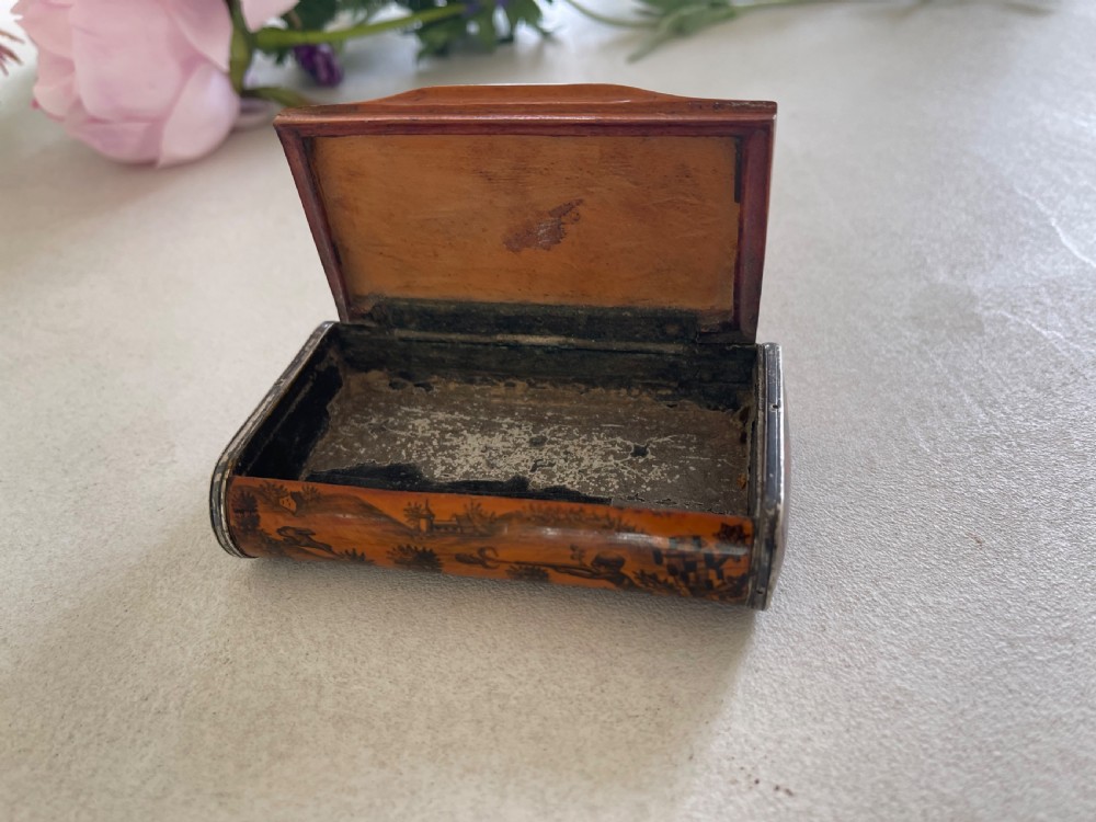 A rare penwork snuff box of exceptional quality - owned by Jean - Mathieu Nisen  View III