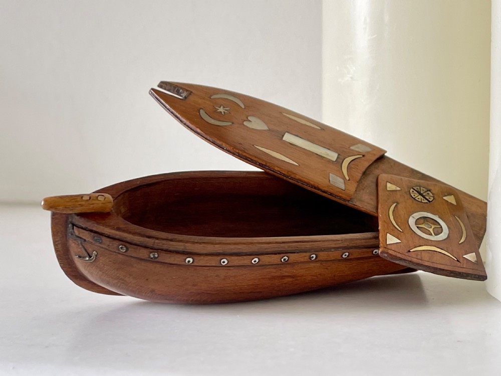 An Antique Puzzle Snuff Box - in the shape of a boat View V