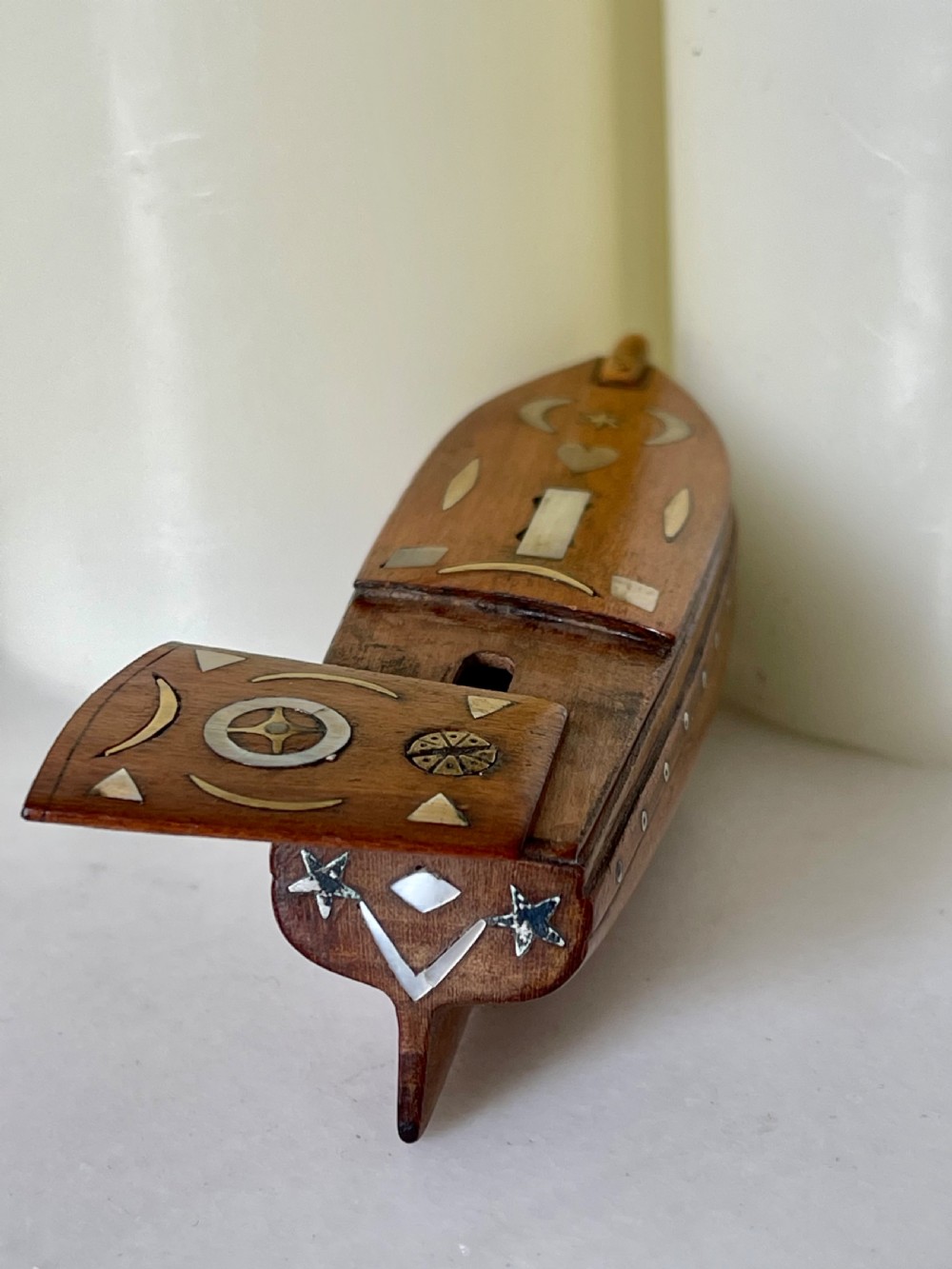 An Antique Puzzle Snuff Box - in the shape of a boat View X