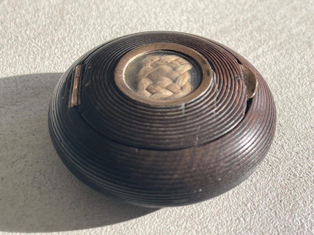 Antique Snuff Box - with keepsake lock of hair View V