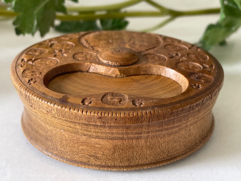 Antique Pressed Wood Misers Snuff Box- depicting birds, animals etc View VI